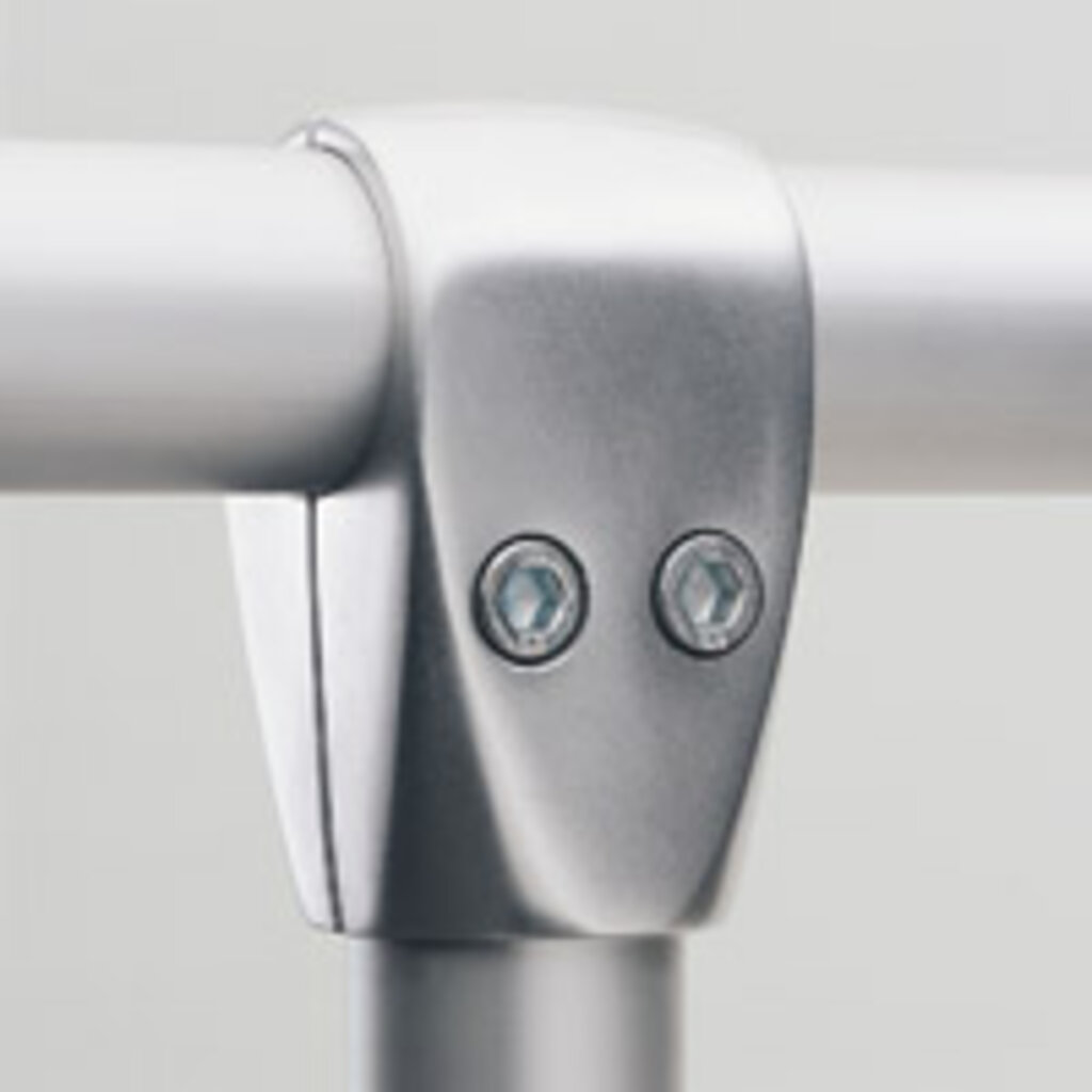 Metallischer Rohrverbinder mit zwei Schrauben verbindet ein waagerechtes Rohr mit einem senkrechten Rohr in T-Form