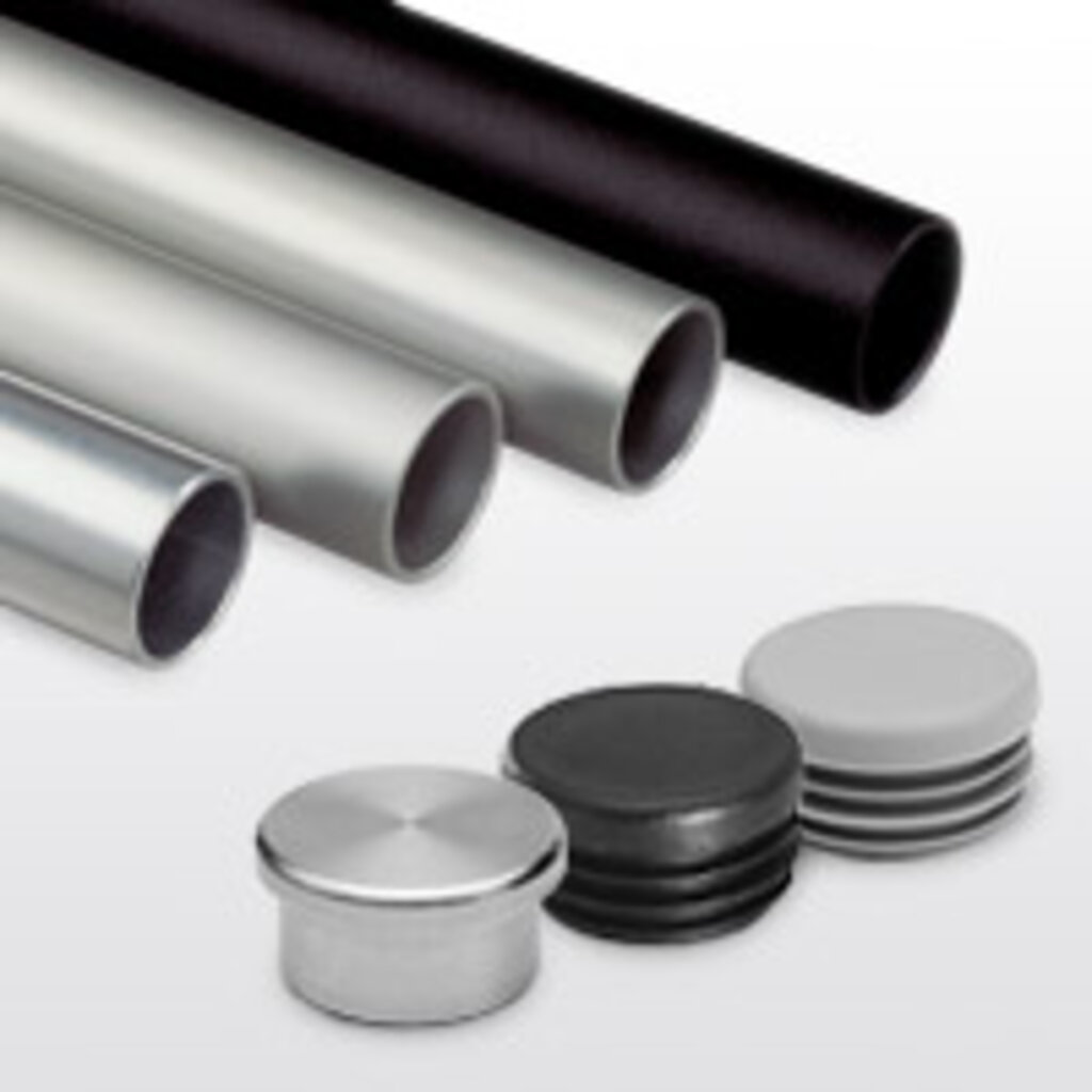 Drei Metallrohre in Silber und Schwarz mit sechs Rohrstopfen aus Metall und Kunststoff vor ihnen auf weißem Hintergrund