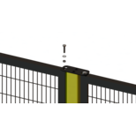 Zaunfeld aus Vierkantrohr und Punktschweißgitter mit gelbem Verbindungspfosten und schwebenden Schrauben für Montagedemonstration