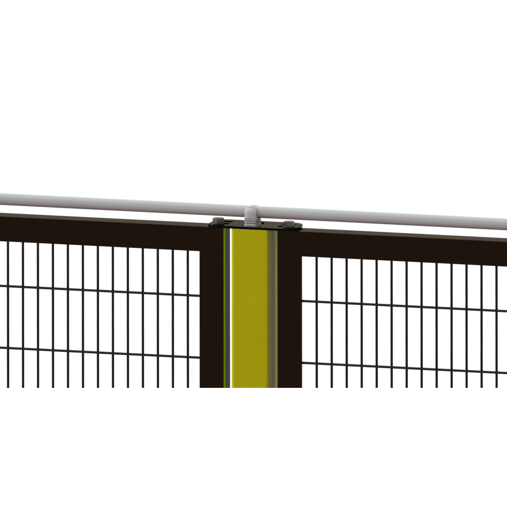 Nahaufnahme von zwei schwarzen Zaunfeldern mit Gitter, an einem gelben Vierkantrohrpfosten befestigt, mit Kabeldurchführung auf dem Pfosten