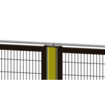 Nahaufnahme von zwei schwarzen Zaunfeldern mit Gitter, an einem gelben Vierkantrohrpfosten befestigt, mit Kabeldurchführung auf dem Pfosten