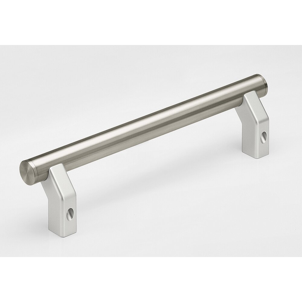 Metallic silberner Funktionsgriff FG8 mit zylindrischem Griff und zwei rechteckigen Befestigungsfüßen mit Löchern auf weißem Hintergrund