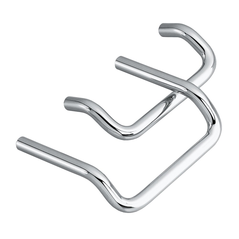 Zwei hochglanzverchromte Rundstahl-Bügelgriffe in geschwungener Form auf weißem Hintergrund