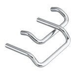 Zwei hochglanzverchromte Rundstahl-Bügelgriffe in geschwungener Form auf weißem Hintergrund