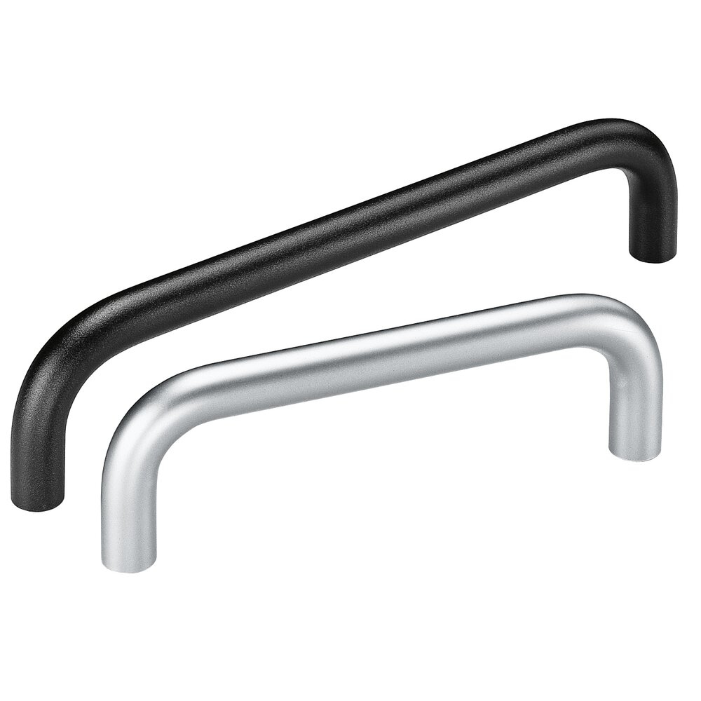 Zwei Rundstahl Bügelgriffe, einer schwarz pulverbeschichtet mit Feinstruktur, der andere mattverchromt, nebeneinander