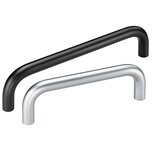 Zwei Rundstahl Bügelgriffe, einer schwarz pulverbeschichtet mit Feinstruktur, der andere mattverchromt, nebeneinander