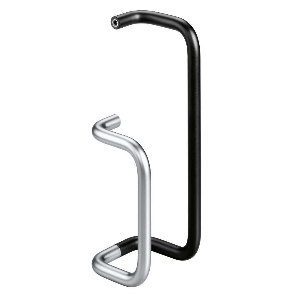 Zwei L-förmige Bügelgriffe aus Rundstahl, einer schwarz pulverbeschichtet und einer gebürstet silberfarben, vor weißem Hintergrund