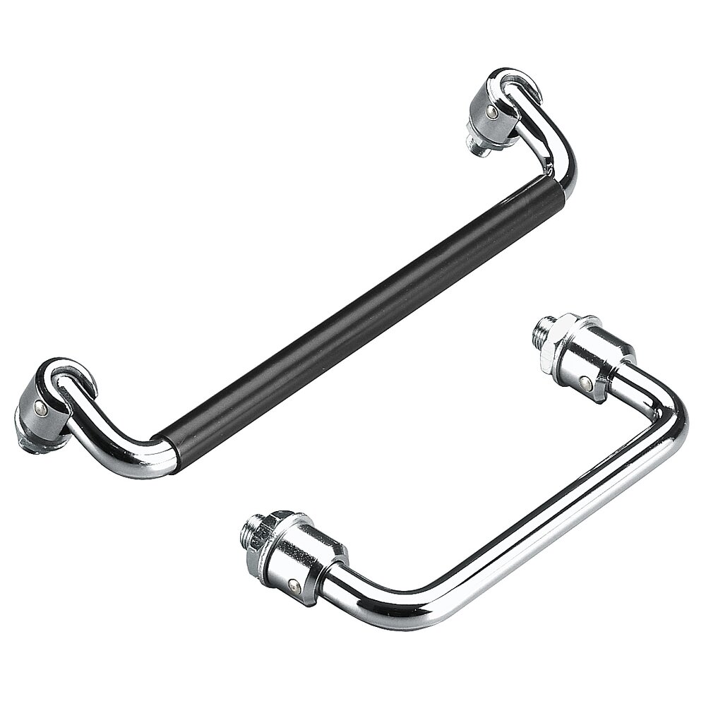 Zwei Metallgriffe aus Rundstahl, einer mit schwarzem Kunststoffüberzug, der andere komplett verchromt, mit Schraubanschlüssen an beiden Enden