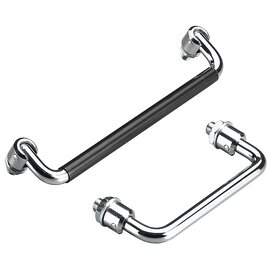 Zwei Metallgriffe aus Rundstahl, einer mit schwarzem Kunststoffüberzug, der andere komplett verchromt, mit Schraubanschlüssen an beiden Enden