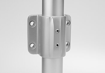 Ein-schaliges silberfarbenes Wandlager aus Metall zur Befestigung eines Rohrs an der Wand mit vier Schraubenlöchern