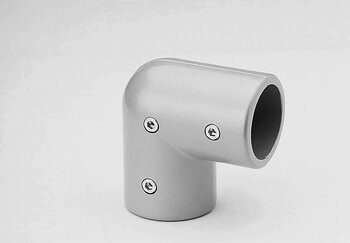 Silberner, 90 Grad Winkel-Verbinder aus Metall mit drei Schrauben, isoliert auf weißem Hintergrund